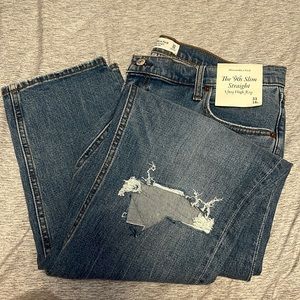 Abercrombie 90’s slim straight ultra high rise single knee distressing